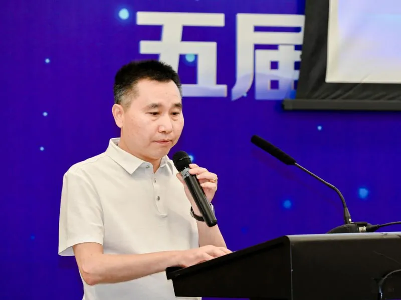 Председатель Ассоциации пластмассовой промышленности города Чунцин Чэнь Цзе подводит итоги работы. Фото Ли Ци